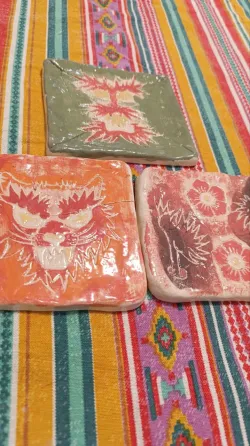 Dragones y gatos salvajes - Teja de barro. Pintada a mano. Flores