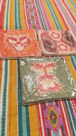 Dragones y gatos salvajes - Teja de barro. Pintada a mano. Flores