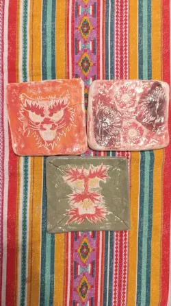 Dragones y gatos salvajes - Teja de barro. Pintada a mano. Flores
