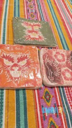 Dragones y gatos salvajes - Teja de barro. Pintada a mano. Flores - imagen 1