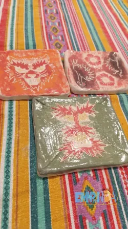 Dragones y gatos salvajes - Teja de barro. Pintada a mano. Flores - imagen 2