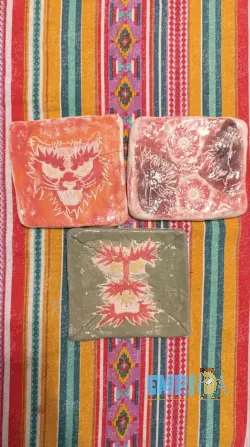 Dragones y gatos salvajes - Teja de barro. Pintada a mano. Flores - imagen 3