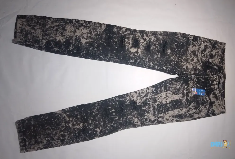 Jeans Nevado Con Roturas Talle 44 Flores - imagen 1