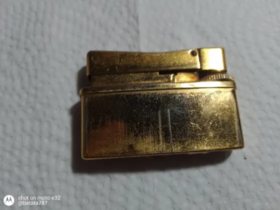 Encendedor decorativo dorado Quilmes