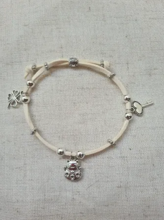 Pulsera de gamuza con dijes Coghlan