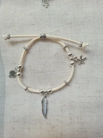 Pulsera de gamuza con dijes Coghlan