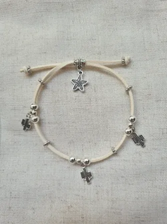 Pulsera de gamuza con dijes Coghlan