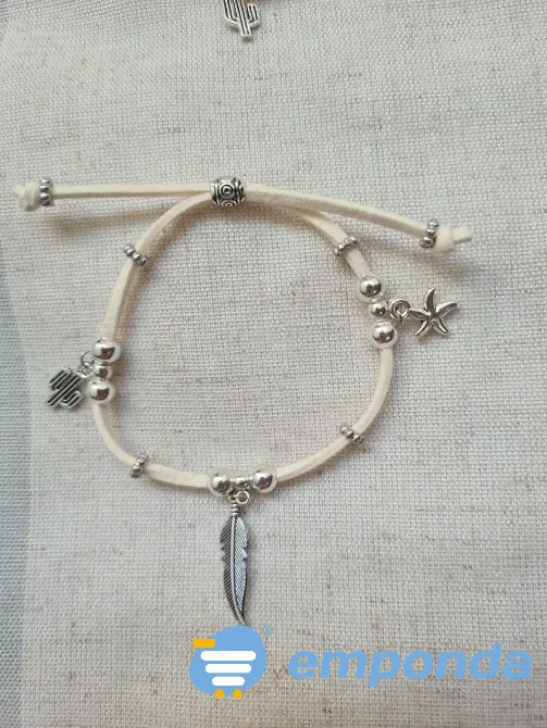 Pulsera de gamuza con dijes Coghlan - imagen 1