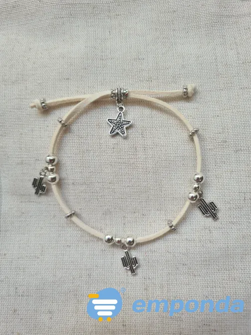 Pulsera de gamuza con dijes Coghlan - imagen 2