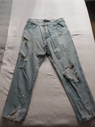 Jean mom con roturas Tres de Febrero
