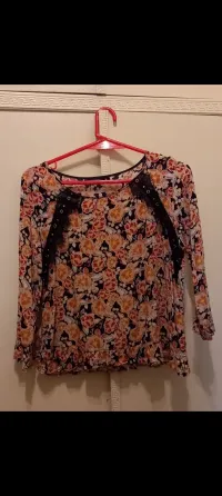 Blusa floreada. Talle 40. Cuesta Blanca. Almagro