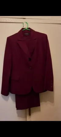 Traje pantalon y chaqueta. Marca Comma. Almagro