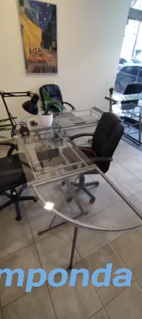 Juego de escritorios de vidrio y metal y sillas con ruedas y apoyabrazos para oficina Belgrano - imagen 2