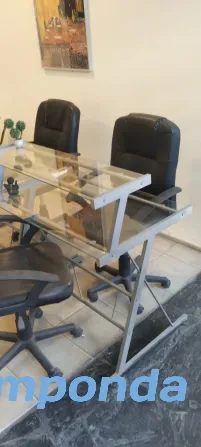 Juego de escritorios de vidrio y metal y sillas con ruedas y apoyabrazos para oficina Belgrano - imagen 3