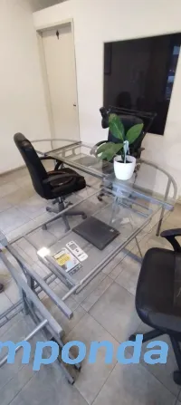 Juego de escritorios de vidrio y metal y sillas con ruedas y apoyabrazos para oficina Belgrano - imagen 1