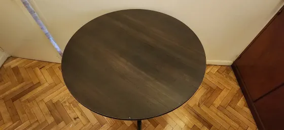 Mesa redonda negra con 4 sillas Recoleta
