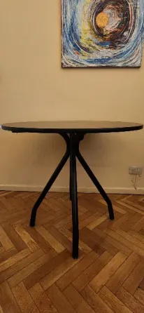 Mesa redonda negra con 4 sillas Recoleta