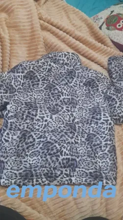 Campera de mujer talle 2 Quilmes - imagen 2