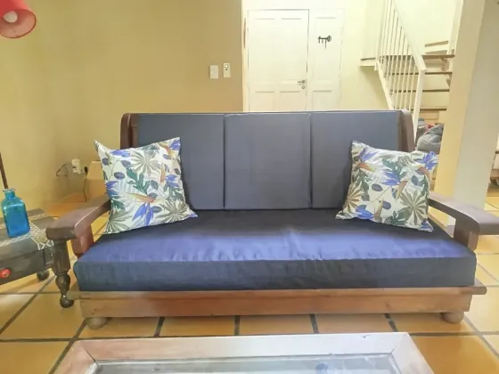 Sillón 3 cuerpos de algarrobo usado Caballito