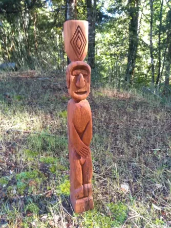 Escultura tótem tallada en madera . Córdoba