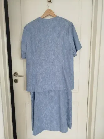 Traje de mujer falda y casaca en crepé con textura usado Villa Urquiza