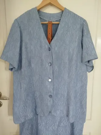 Traje de mujer falda y casaca en crepé con textura usado Villa Urquiza