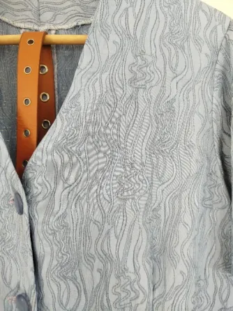 Traje de mujer falda y casaca en crepé con textura usado Villa Urquiza