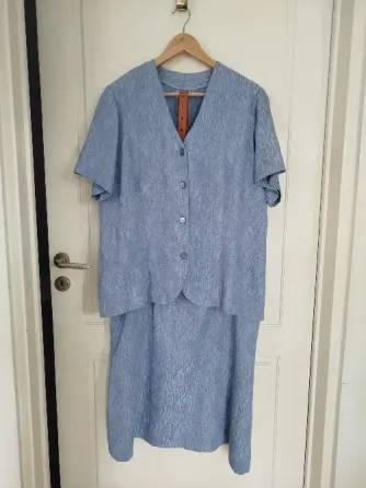 Traje de mujer falda y casaca en crepé con textura usado Villa Urquiza