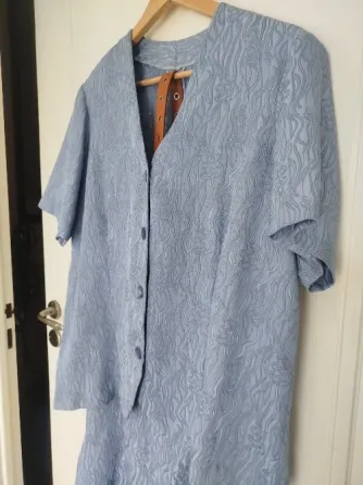 Traje de mujer falda y casaca en crepé con textura usado Villa Urquiza