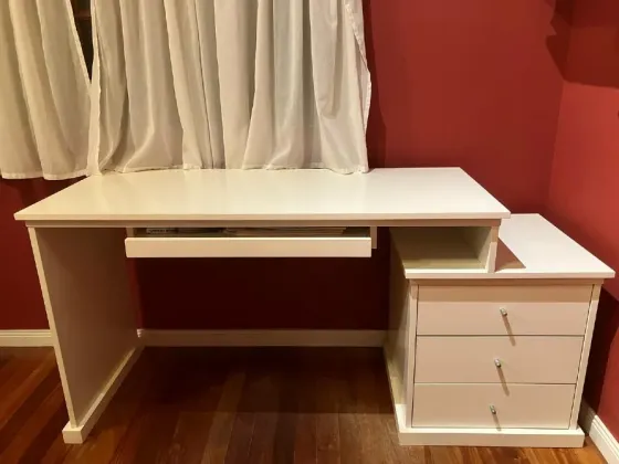 Escritorio laqueado con mesa de luz, cajonera y bandeja espaciadora Morón