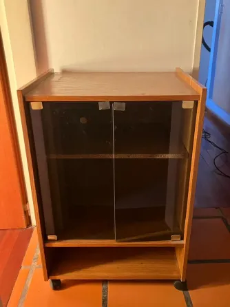 Mueble vintage de madera con puertas de vidrio y ruedas Morón