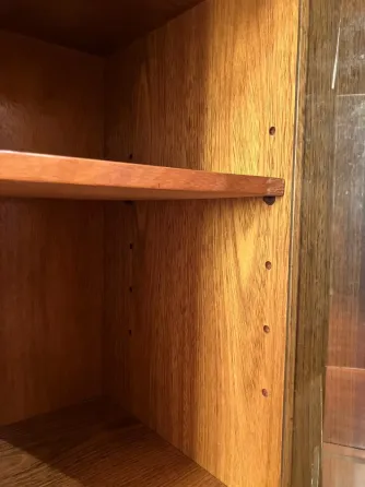 Mueble vintage de madera con puertas de vidrio y ruedas Morón