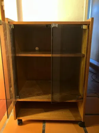 Mueble vintage de madera con puertas de vidrio y ruedas Morón