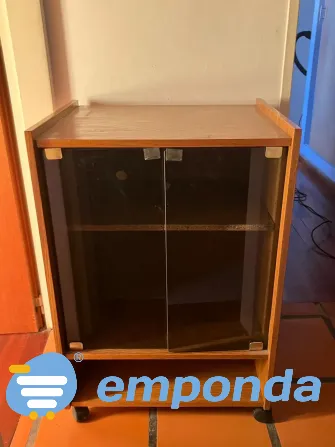 Mueble vintage de madera con puertas de vidrio y ruedas Morón - imagen 1