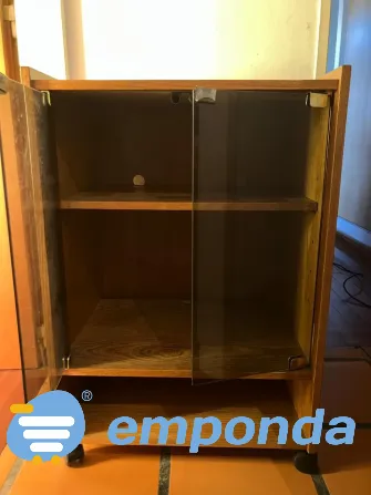 Mueble vintage de madera con puertas de vidrio y ruedas Morón - imagen 3