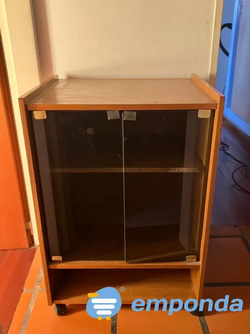 Mueble vintage de madera con puertas de vidrio y ruedas Morón - imagen 1