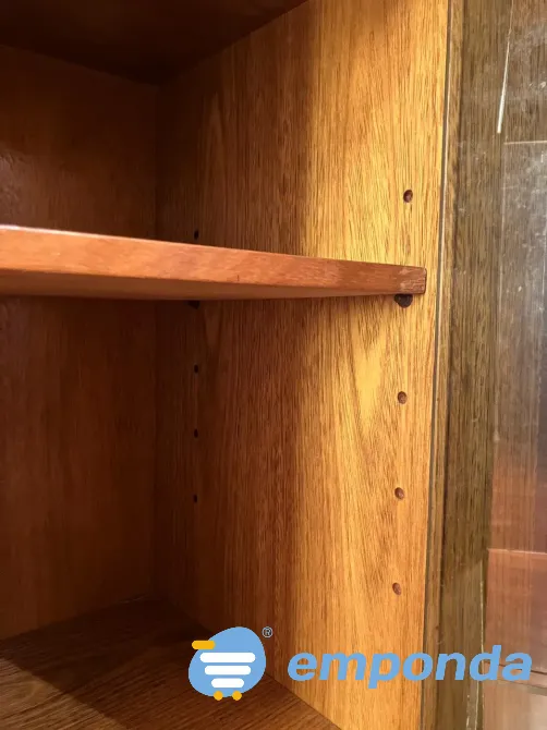 Mueble vintage de madera con puertas de vidrio y ruedas Morón - imagen 2