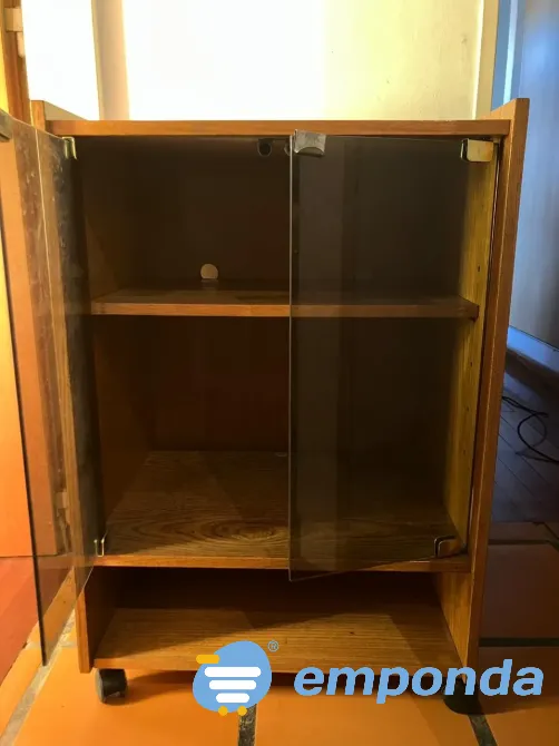 Mueble vintage de madera con puertas de vidrio y ruedas Morón - imagen 3