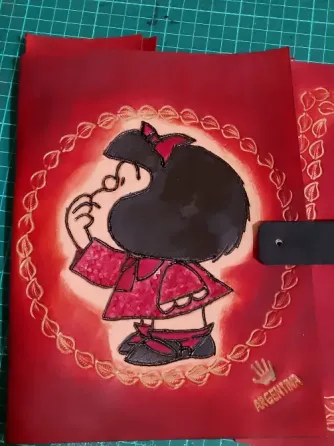 Artículos artesanales en cuero, monederos… Caballito