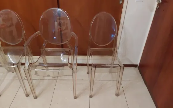 4 sillas de acrilico transparente, una con apoya brazos Constitución
