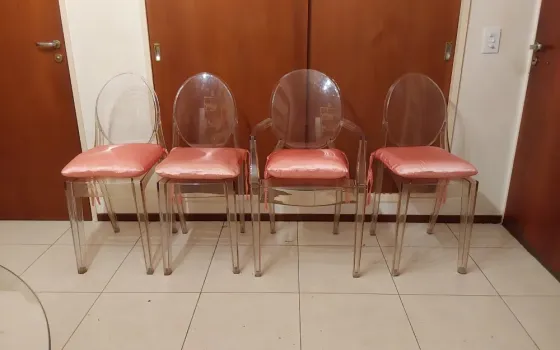 4 sillas de acrilico transparente, una con apoya brazos Constitución