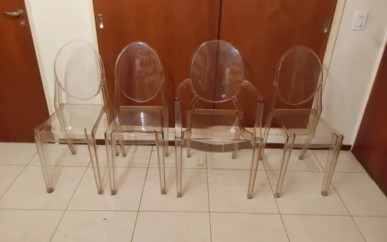 4 sillas de acrilico transparente, una con apoya brazos Constitución