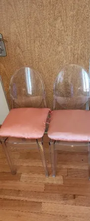 3 sillas de acrilico transparente con sus almohadones. Constitución