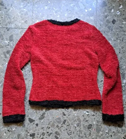 Sweater peludito rojo y negro Balvanera