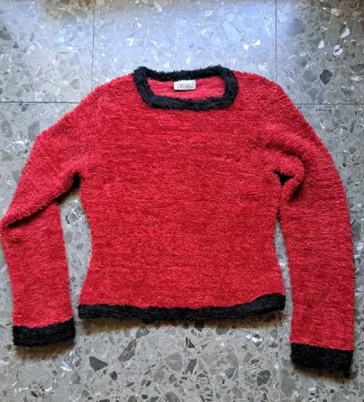 Sweater peludito rojo y negro Balvanera