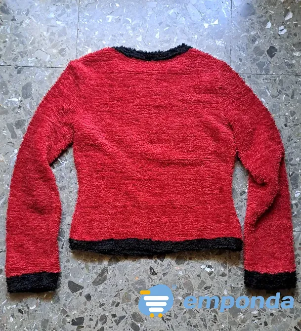 Sweater peludito rojo y negro Balvanera - imagen 2
