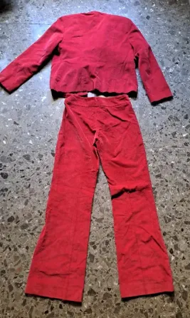 Traje de corderoy aterciopelado rojo Balvanera