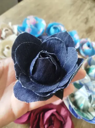 Flor de tela hecha con pétalos Villa Urquiza