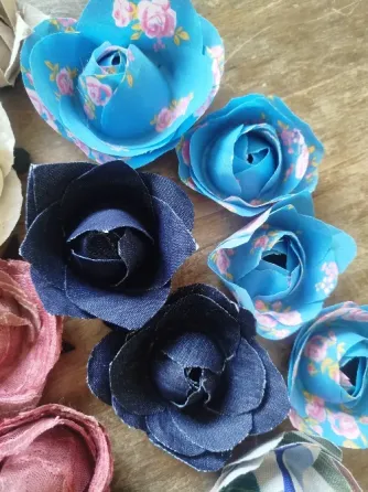 Flor de tela hecha con pétalos Villa Urquiza