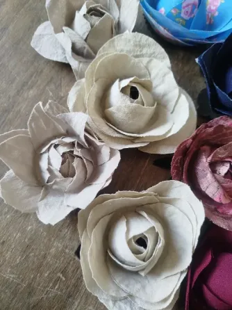 Flor de tela hecha con pétalos Villa Urquiza